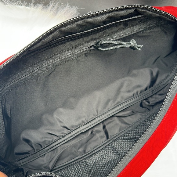 New GUESS USA Belt Bag/Crossbody Bag - Picture 5 of 7